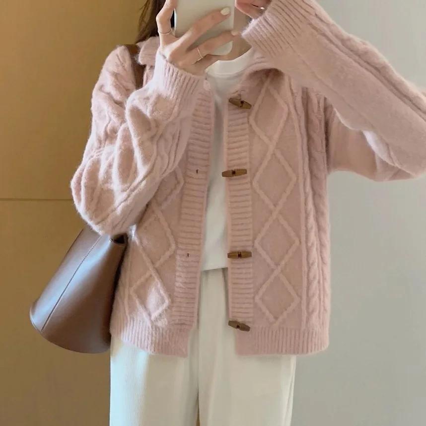 Sweater women's net red cardigan retro twist horn buckle Japanese soft waxy spring and autumn new loose knitted jacket
Sweater women's net red cardigan retro twist horn buckle Japanese soft waxy spring and autumn new loose knitted jacket