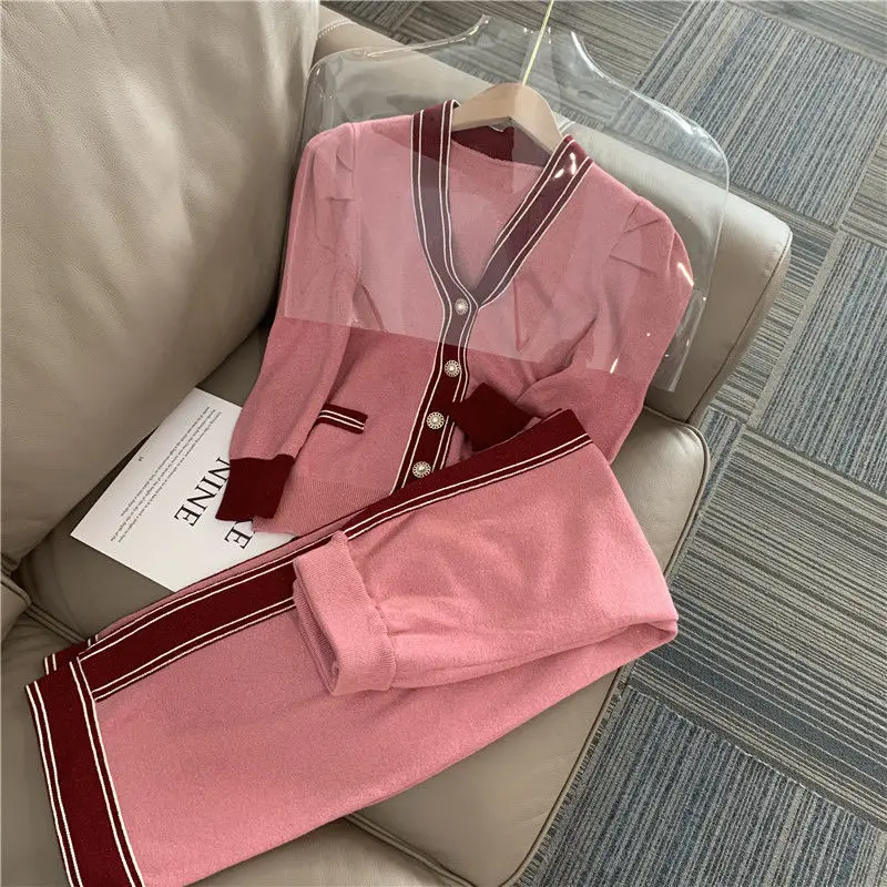Large size autumn knit suit female button solid color stitching top high-end temperament pants two-piece suit
Large size autumn knit suit female button solid color stitching top high-end temperament pants two-piece suit