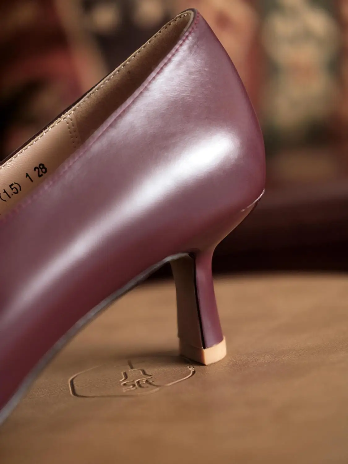 Lenkisen new simple style natural leather classic colors recommend square toe thin high heel slip on office lady women pumps L27 
Lenkisen new simple style natural leather classic colors recommend square toe thin high heel slip on office lady women pumps L27