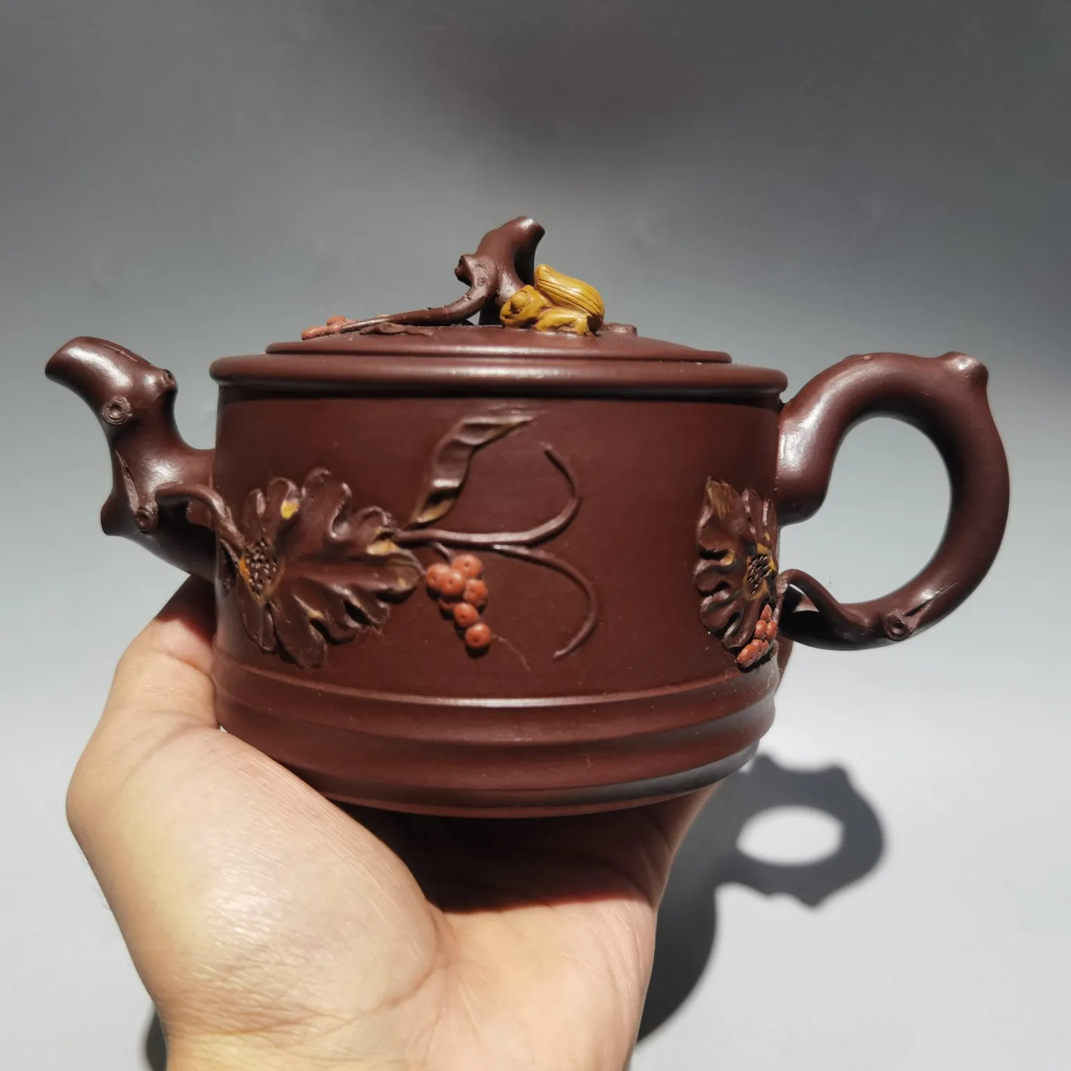 7"Chinese Yixing Zisha Pottery Hand-Carved Squirrel Grape Jug Purple mud Teapot Pot Tea Maker Office Ornaments
7"Chinese Yixing Zisha Pottery Hand-Carved Squirrel Grape Jug Purple mud Teapot Pot Tea Maker Office Ornaments