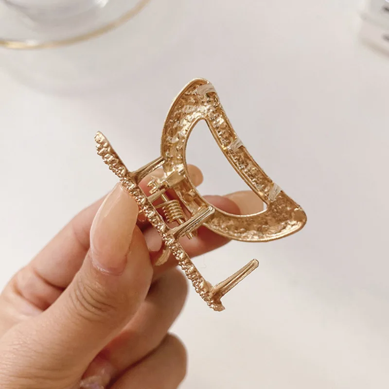 Xwen 2021 New Metal Golden Geometric Hair Clip Small Hollow Hairpin Back Of Head Female Exquisite Plate Hair Shark Clip
Xwen 2021 New Metal Golden Geometric Hair Clip Small Hollow Hairpin Back Of Head Female Exquisite Plate Hair Shark Clip