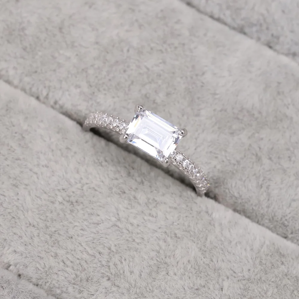 Best selling European and American S925 silver fashion wedding ring square crystal luxury jewelry women's gift
Best selling European and American S925 silver fashion wedding ring square crystal luxury jewelry women's gift