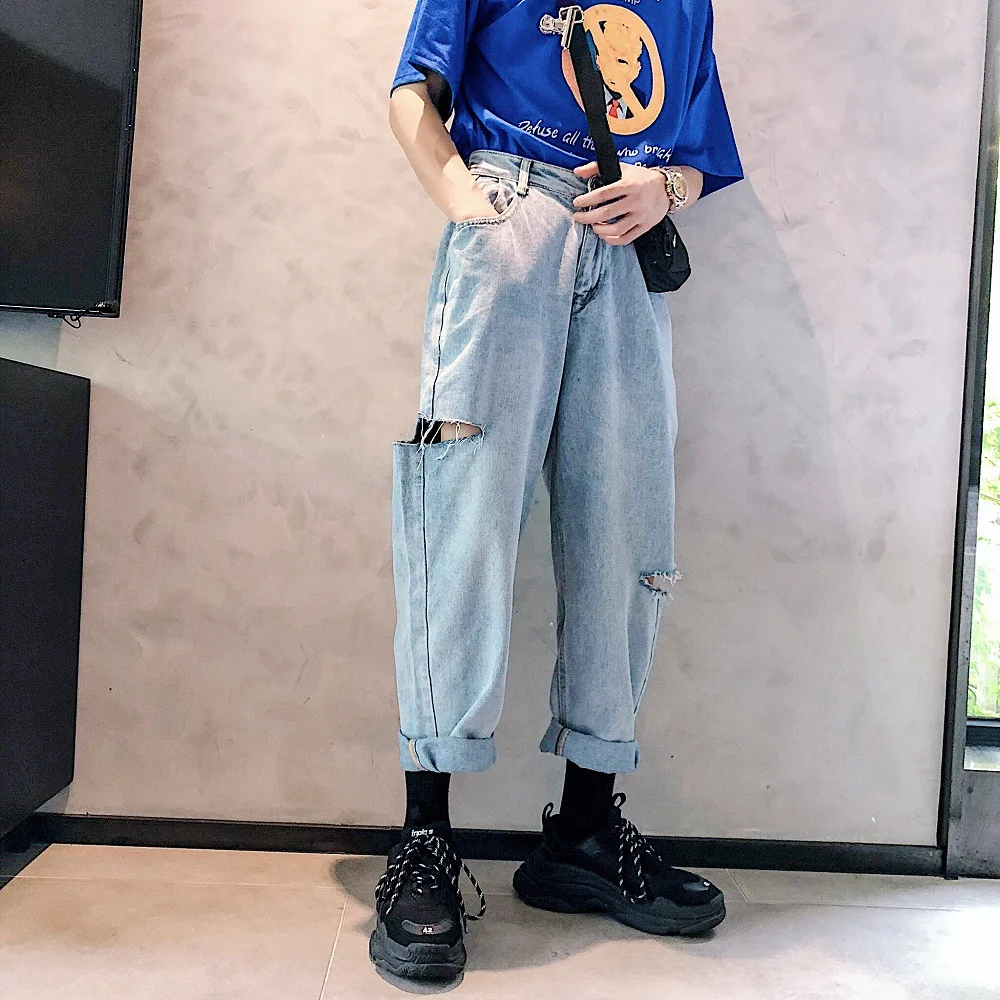 Wholesale 2022 Fashion Denim Corner British Ripped Jeans Hip Hop Loose BF Cut Hole Denim Cropped Pants Beggar Men's Harem Pants
Wholesale 2022 Fashion Denim Corner British Ripped Jeans Hip Hop Loose BF Cut Hole Denim Cropped Pants Beggar Men's Harem Pants