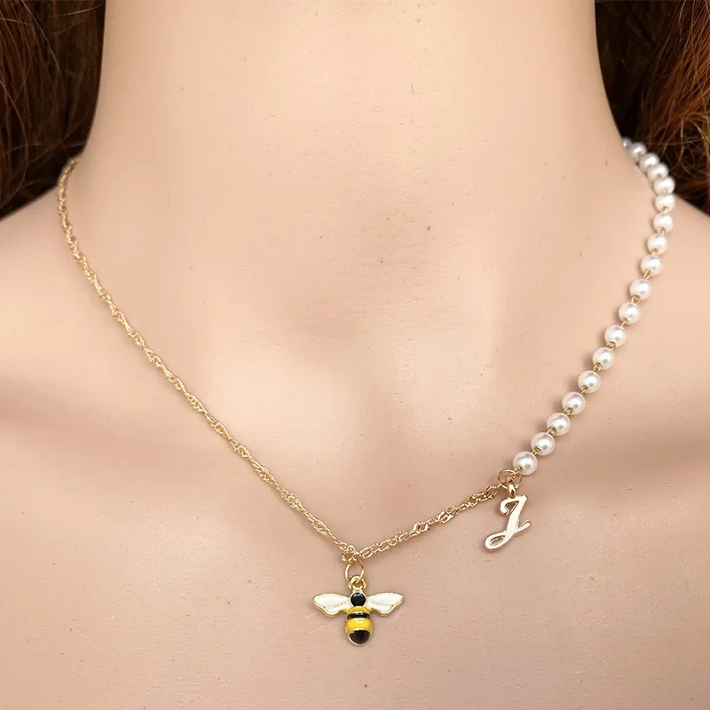 Fashion Personalized Letter Bee Pearl Necklace for Women Stitching Pendants and Necklaces Jewelry Accessorie for Women Wholesale
Fashion Personalized Letter Bee Pearl Necklace for Women Stitching Pendants and Necklaces Jewelry Accessorie for Women Wholesale