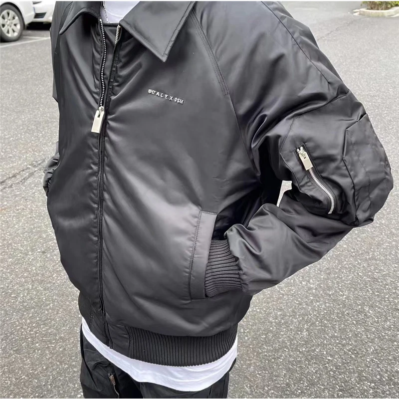 2022ss ALYX 1017 9sm Bomber Jacket Men's And Women's 1:1 High Quality University Metal Logo Jacket
2022ss ALYX 1017 9sm Bomber Jacket Men's And Women's 1:1 High Quality University Metal Logo Jacket