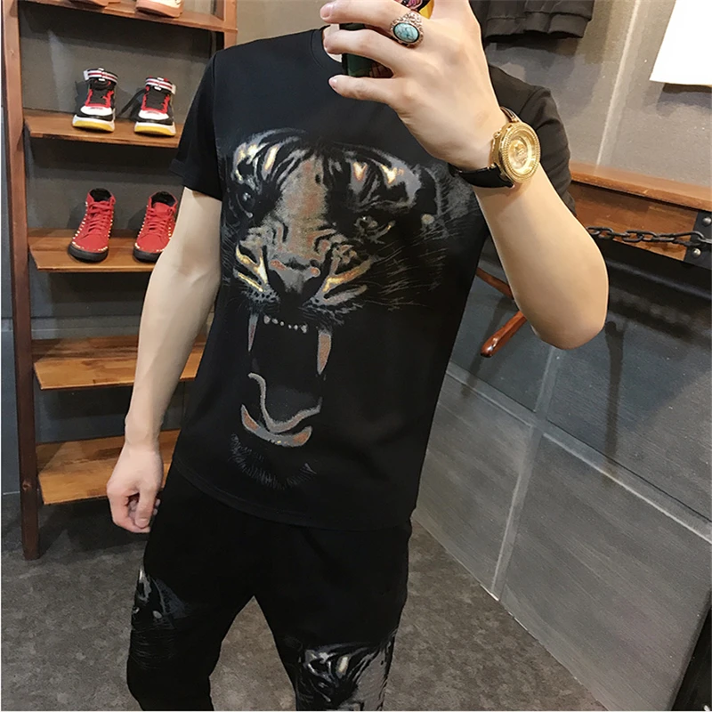 Men's high-quality sportswear personality pattern two-piece slim fit short T-shirt+trousers casual sportswear 
Men's high-quality sportswear personality pattern two-piece slim fit short T-shirt+trousers casual sportswear