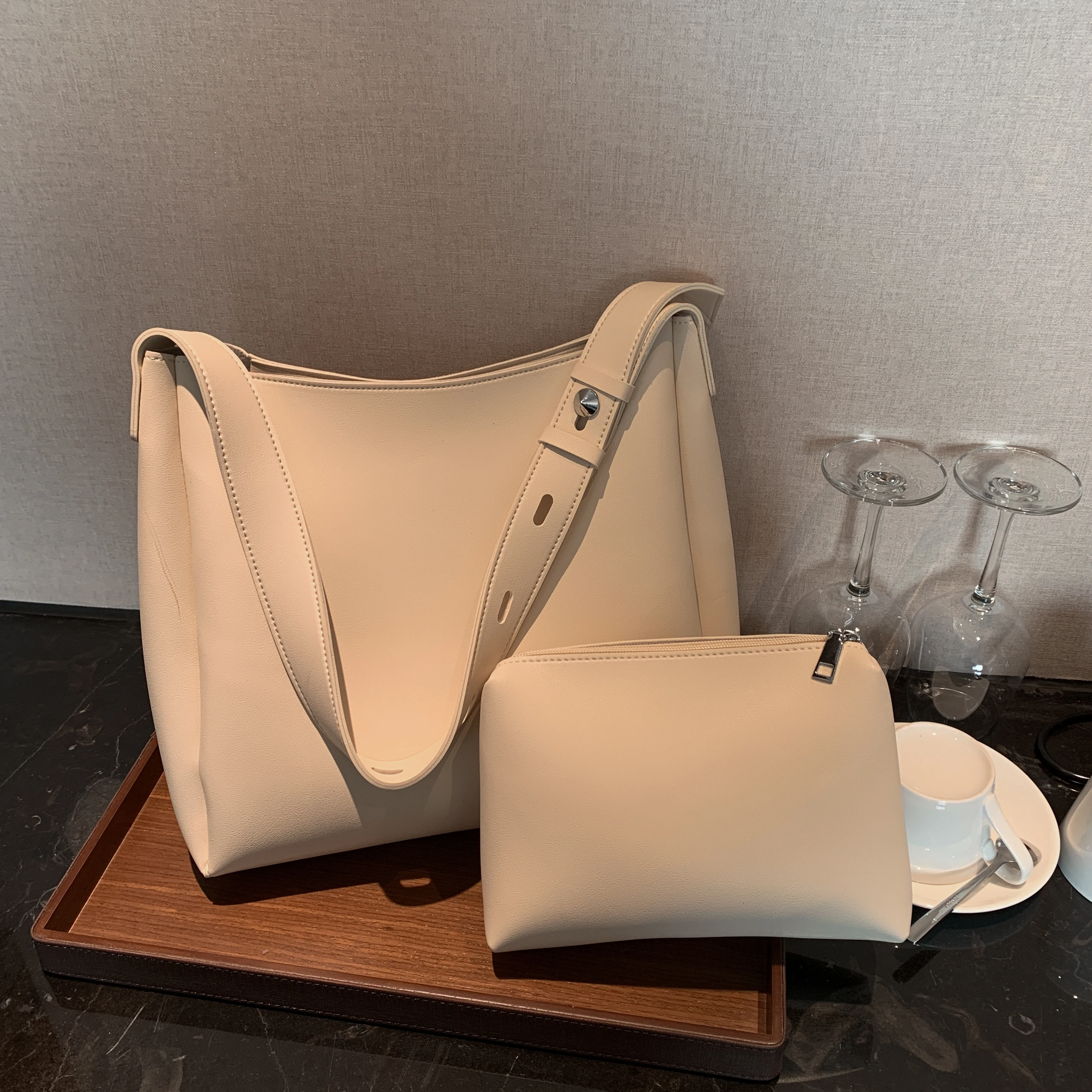 2021 Spring and Autumn New Hwomen Handbag T Large Capacity Shoulder Bags High Quality PU Leather Bags Ladies Wild Bags
2021 Spring and Autumn New Hwomen Handbag T Large Capacity Shoulder Bags High Quality PU Leather Bags Ladies Wild Bags