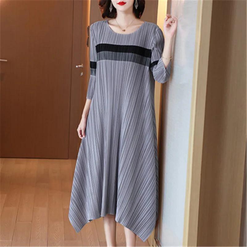 Miyake Pleated dress female spring and summer new European and American fashion loose and thin temperament printed belt dress
Miyake Pleated dress female spring and summer new European and American fashion loose and thin temperament printed belt dress