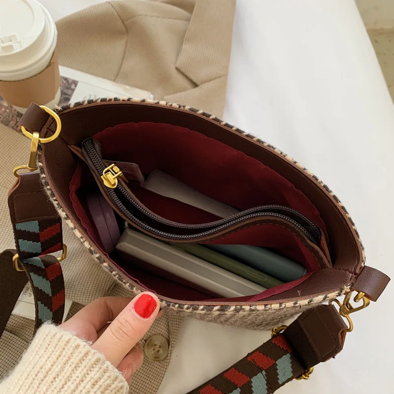 Vintage Fashion Handbag Lock Shoulder Bag Designer Luxury Brand Small Messenger Bag Houndstooth Hand Bags Women 2021
Vintage Fashion Handbag Lock Shoulder Bag Designer Luxury Brand Small Messenger Bag Houndstooth Hand Bags Women 2021