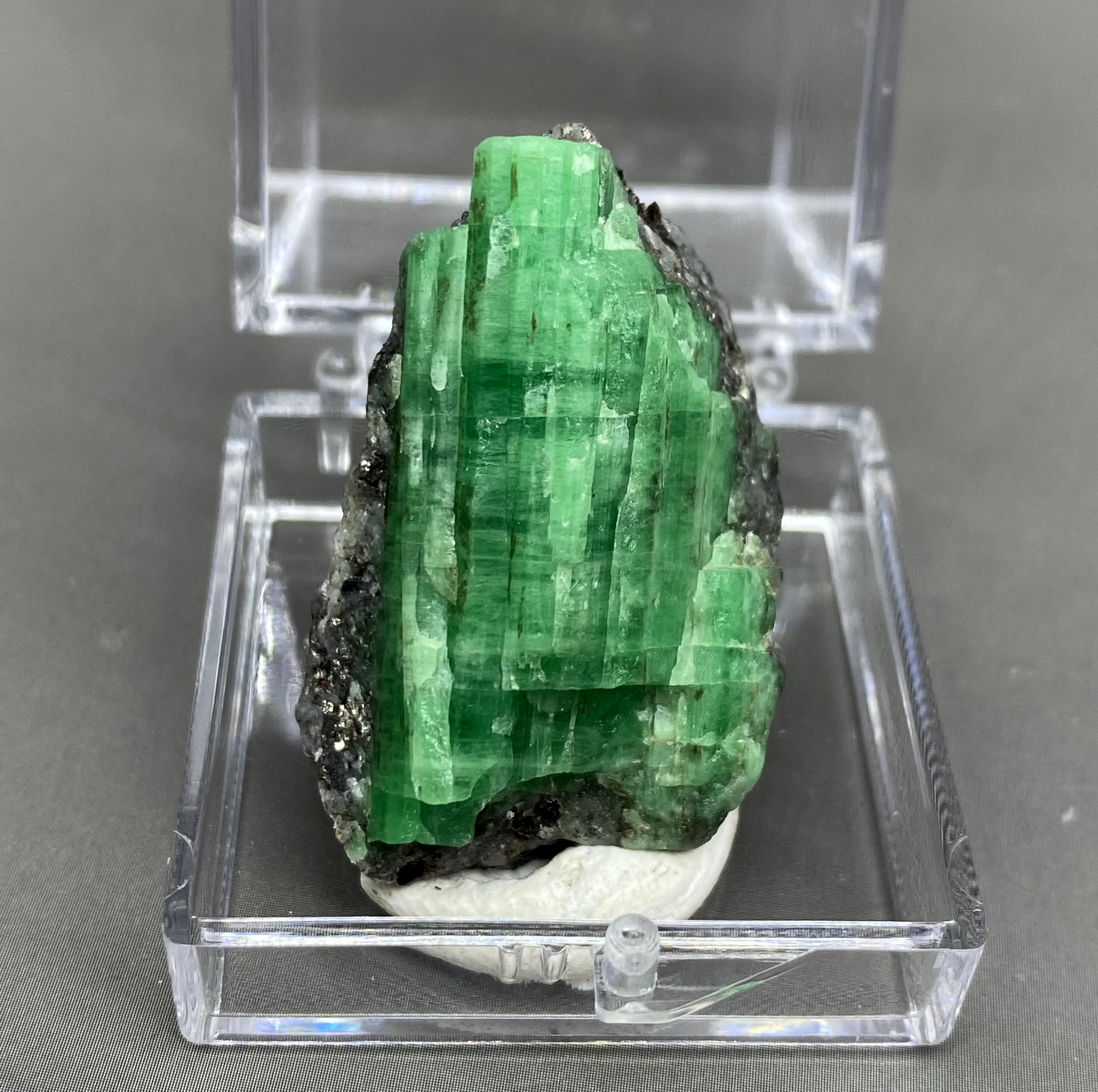 100% Natural green emerald mineral gem-grade crystal specimens stones and crystals quartz crystals (box size 3.4 cm)
100% Natural green emerald mineral gem-grade crystal specimens stones and crystals quartz crystals (box size 3.4 cm)