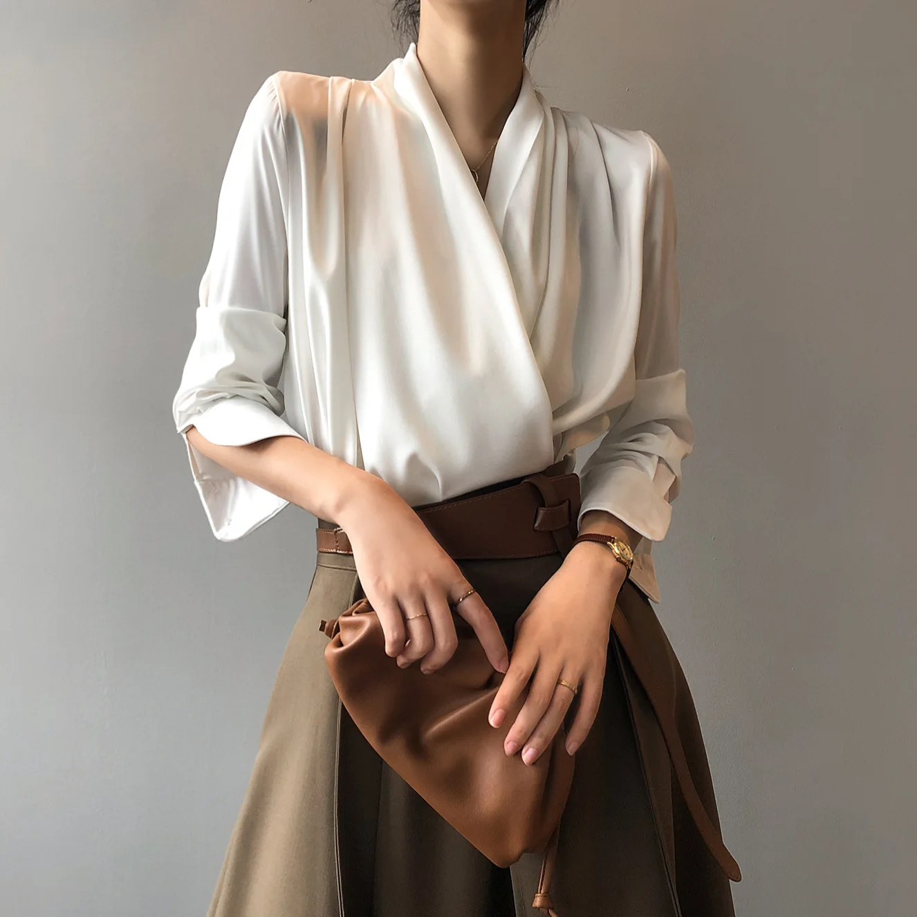 Satin V-neck shirt women's fall 2021 new French style elegant drape Fashion long-sleeved blouse Loose pullover Y2K Office Lady
Satin V-neck shirt women's fall 2021 new French style elegant drape Fashion long-sleeved blouse Loose pullover Y2K Office Lady