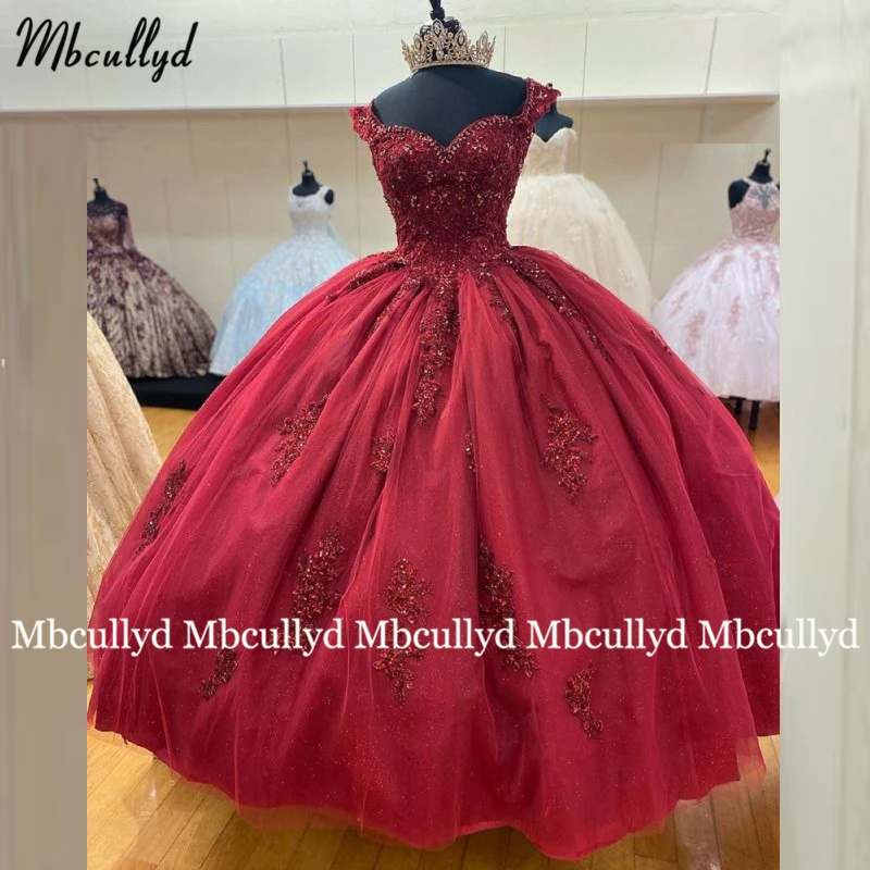 Женское бальное платье с аппликацией и открытыми плечами 
Женское бальное платье с аппликацией и открытыми плечами