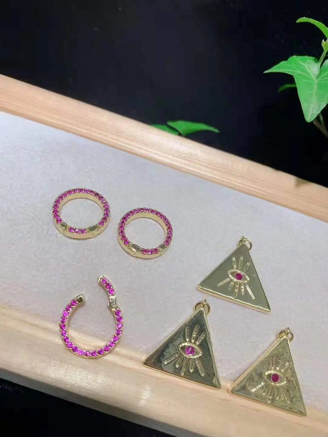 2pcs/lot Women's High Quality Classic Triangle Pendant jewelry accessories Pendants
2pcs/lot Women's High Quality Classic Triangle Pendant jewelry accessories Pendants