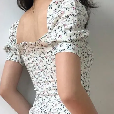 2021 Spring and Summer New French Retro Square Neck Lace Up Bubble Sleeves Show Thin Waist Jumpsuit Short Skirt Chiffon
2021 Spring and Summer New French Retro Square Neck Lace Up Bubble Sleeves Show Thin Waist Jumpsuit Short Skirt Chiffon