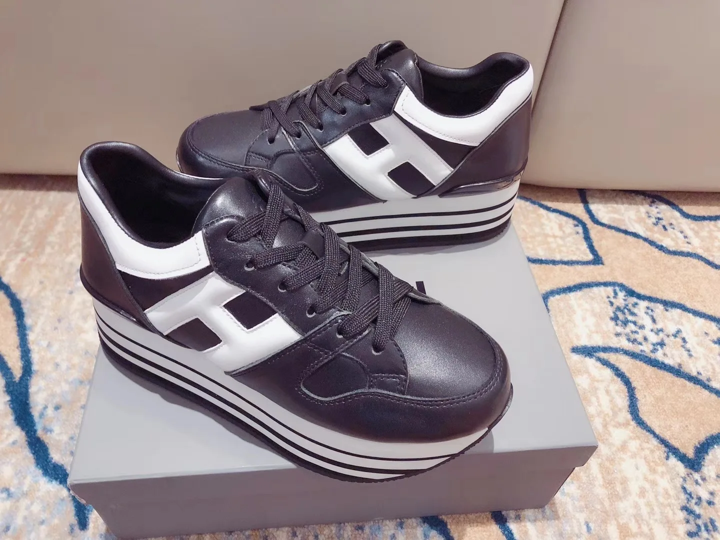 Casual White Thick Bottom Female Running Shoes Luxury Designer Platform Women's Sneakers Fashion New Brand Rainbow Ladies Shoes
Casual White Thick Bottom Female Running Shoes Luxury Designer Platform Women's Sneakers Fashion New Brand Rainbow Ladies Shoes