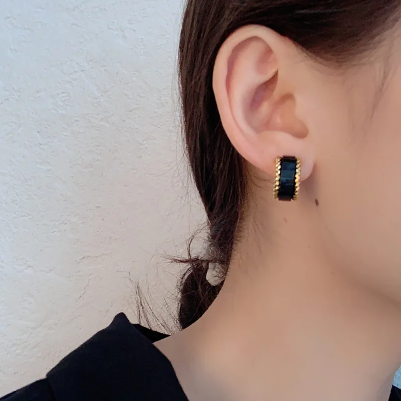New Vintage Japan Korean Hoop Earrings For Women Handmade Sweet Black Color Shell Jewelry Stud Earrings Gifts
New Vintage Japan Korean Hoop Earrings For Women Handmade Sweet Black Color Shell Jewelry Stud Earrings Gifts