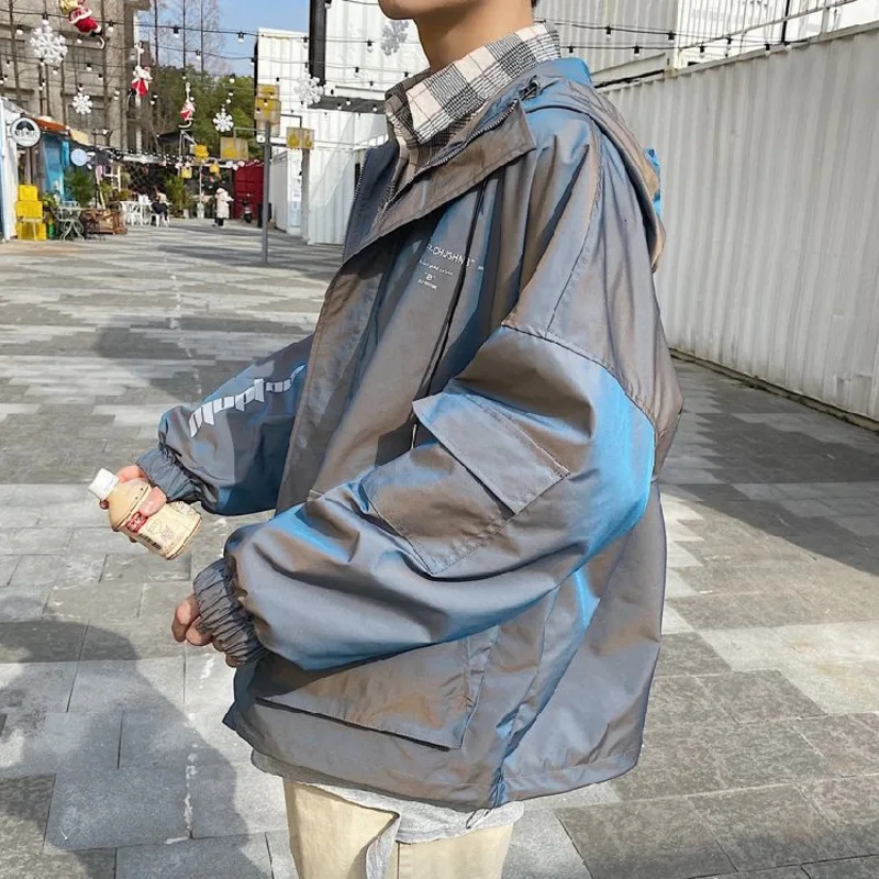2020 Autumn And Winter Men's New Blue And Green Fashion Bright Reflective Jacket Casual Loose Simple Shoulder Coat Size S-XL
2020 Autumn And Winter Men's New Blue And Green Fashion Bright Reflective Jacket Casual Loose Simple Shoulder Coat Size S-XL