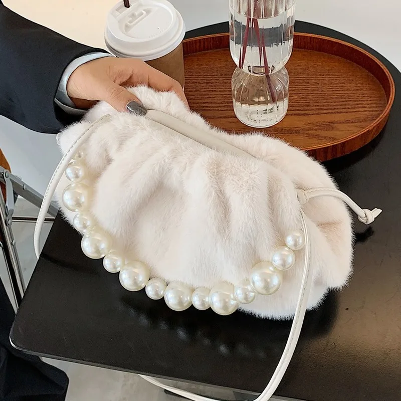 2020 Winter New Women Pouch Bag Cloud Wool Handbag Big Pearl Strap Crossbody Female Bags Luxury Design
2020 Winter New Women Pouch Bag Cloud Wool Handbag Big Pearl Strap Crossbody Female Bags Luxury Design