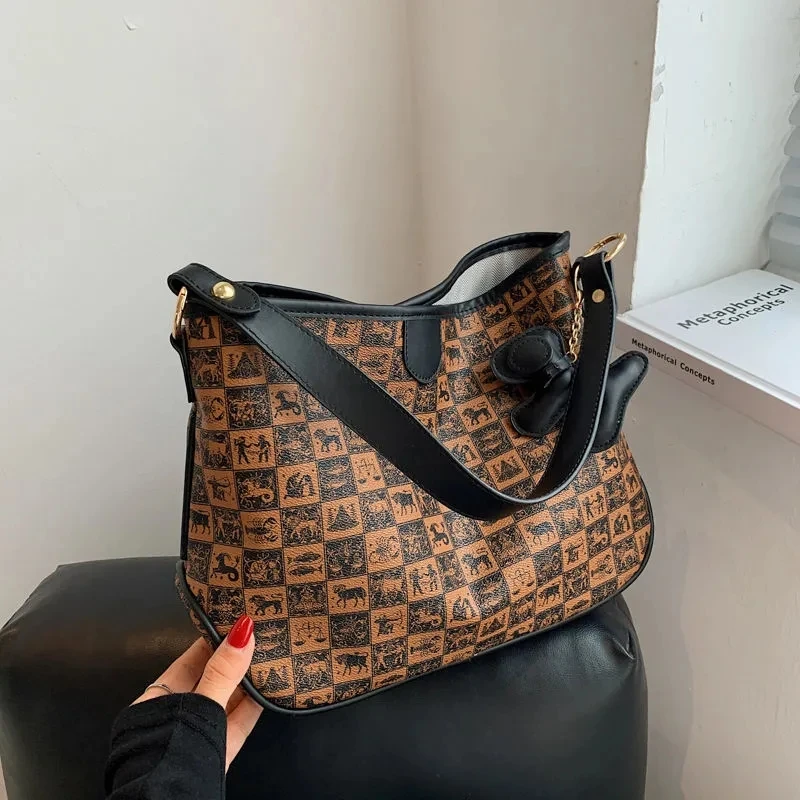Niche design retro messenger bag autumn and winter texture big bag 2022 new bag high-end fashion shoulder bag printed tote bag
Niche design retro messenger bag autumn and winter texture big bag 2022 new bag high-end fashion shoulder bag printed tote bag