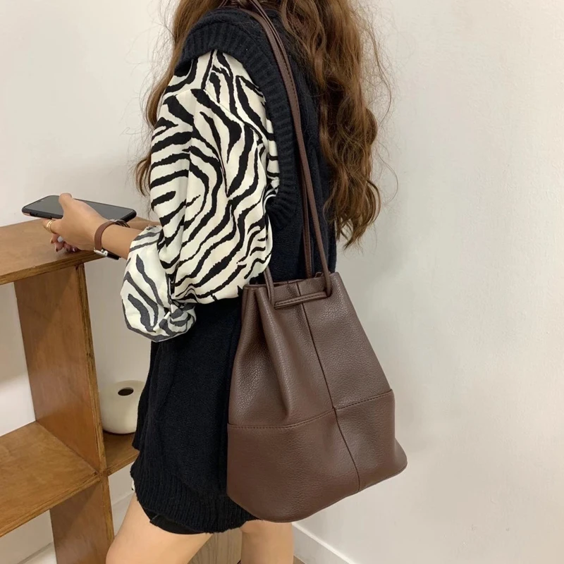 Vintage High Quality Soft PU Leather Bucket Bag Handbags for Women 2021 New Designer Korean Fashion Shoulder Bags Ladies Purses
Vintage High Quality Soft PU Leather Bucket Bag Handbags for Women 2021 New Designer Korean Fashion Shoulder Bags Ladies Purses