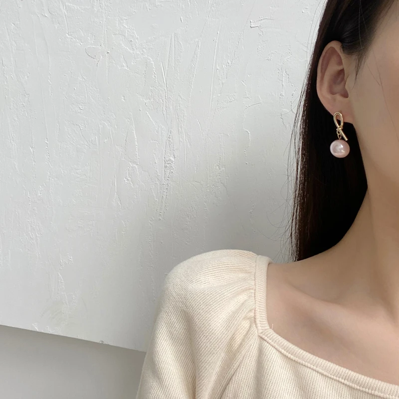 S925 needle Modern Jewelry Ball Drop Earrings Hot Selling New Design Geometric Metal Pink Bead Dangle Earrings For Women Gift
S925 needle Modern Jewelry Ball Drop Earrings Hot Selling New Design Geometric Metal Pink Bead Dangle Earrings For Women Gift