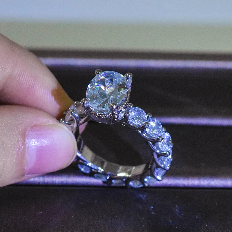Huitan Luxury Full Paved Round CZ with Big Oval Stone Rings for Women Elegant Lady Wedding Engagement Ring High Quality Jewelry
Huitan Luxury Full Paved Round CZ with Big Oval Stone Rings for Women Elegant Lady Wedding Engagement Ring High Quality Jewelry
