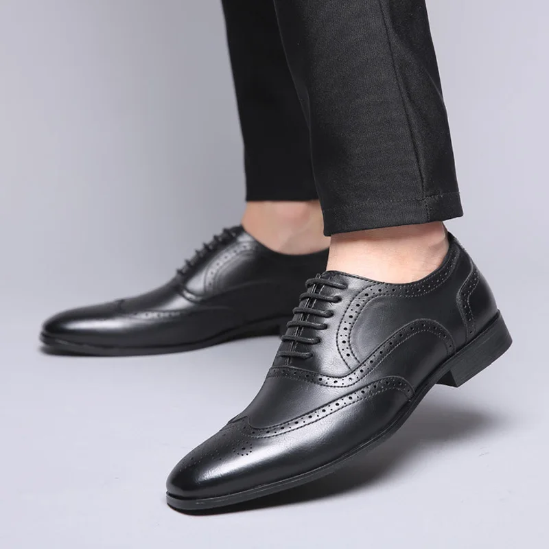 New High Quality PU Leather Men Brogues Shoes Lace-Up Bullock Business Dress Men Oxfords Shoes Male Formal Shoes
New High Quality PU Leather Men Brogues Shoes Lace-Up Bullock Business Dress Men Oxfords Shoes Male Formal Shoes