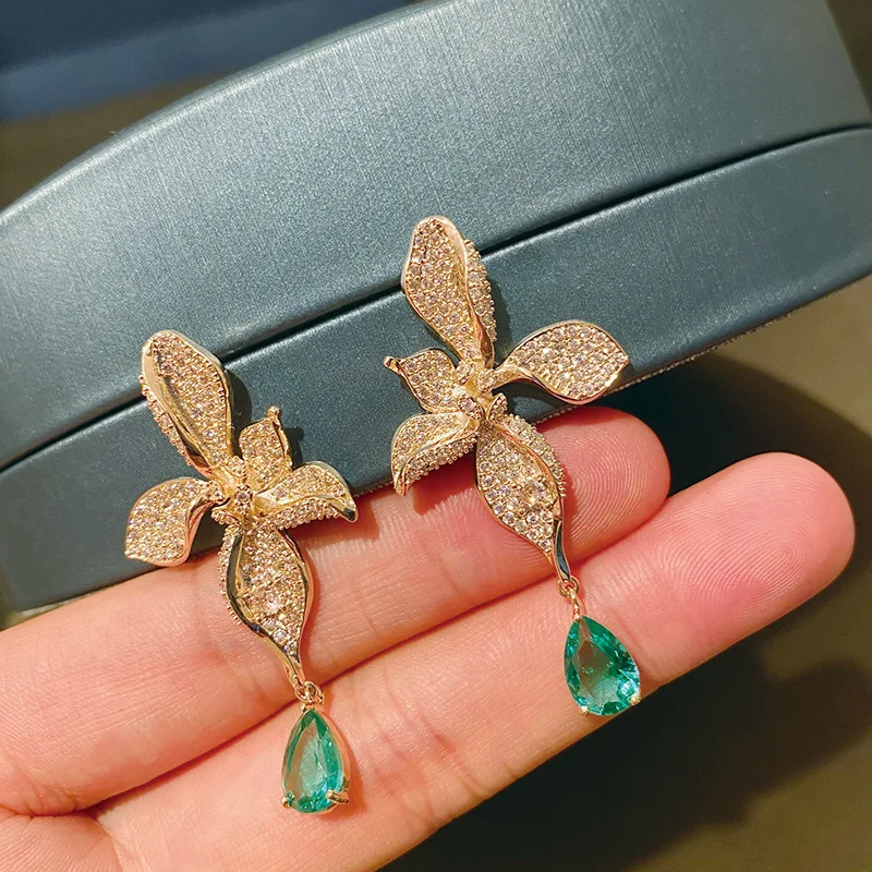 Женская серьга с зеленым фианитом 
Женская серьга с зеленым фианитом