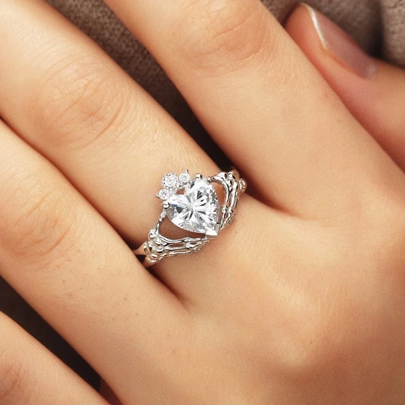 Womens Unique Design Gothic Hand Bone Ring Heart-shaped Zircon Couple Ring Romantic Love Ring Girls Gift Jewelry 
Womens Unique Design Gothic Hand Bone Ring Heart-shaped Zircon Couple Ring Romantic Love Ring Girls Gift Jewelry