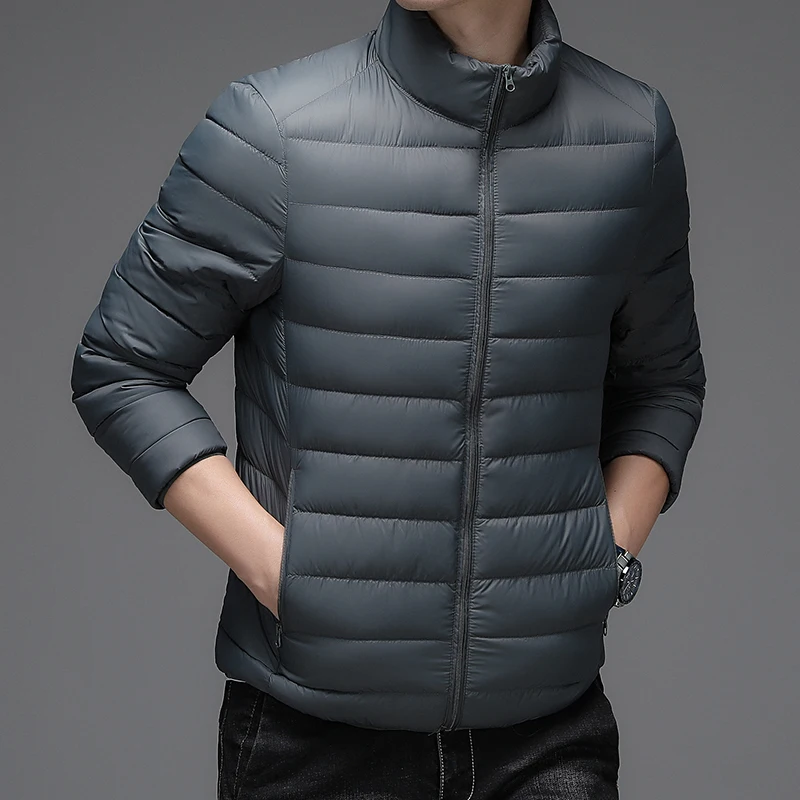 Осенне-зимняя мужская легкая куртка-пуховик модная повседневная куртка на белом утином пуху с воротником-стойкой Мужская брендовая одежда 
Осенне-зимняя мужская легкая куртка-пуховик модная повседневная куртка на белом утином пуху с воротником-стойкой Мужская брендовая одежда