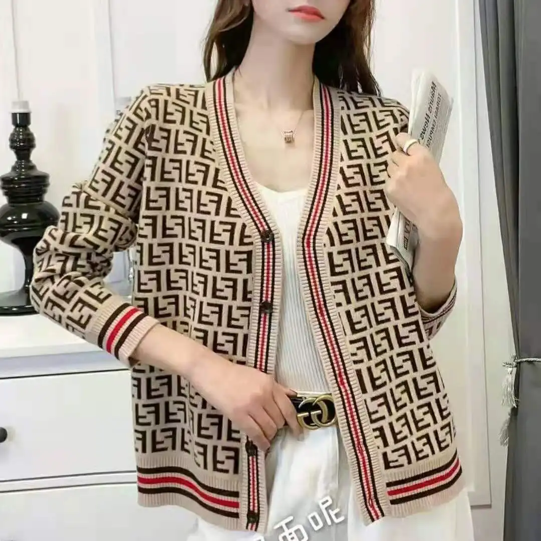 Fashion Double F Sweater Cardigan Women's 2021 Autumn /Winter New Fashion V-neck Loose Temperament Gentle Wind Knit Top Coat
Fashion Double F Sweater Cardigan Women's 2021 Autumn /Winter New Fashion V-neck Loose Temperament Gentle Wind Knit Top Coat