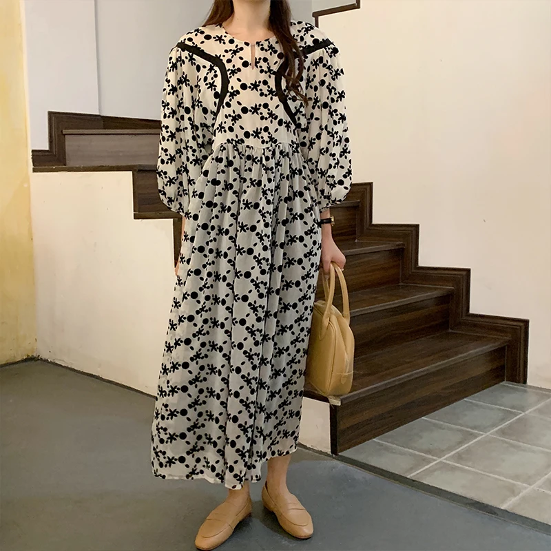 Женское винтажное платье с рукавами-фонариками и цветочным принтом
Женское винтажное платье с рукавами-фонариками и цветочным принтом