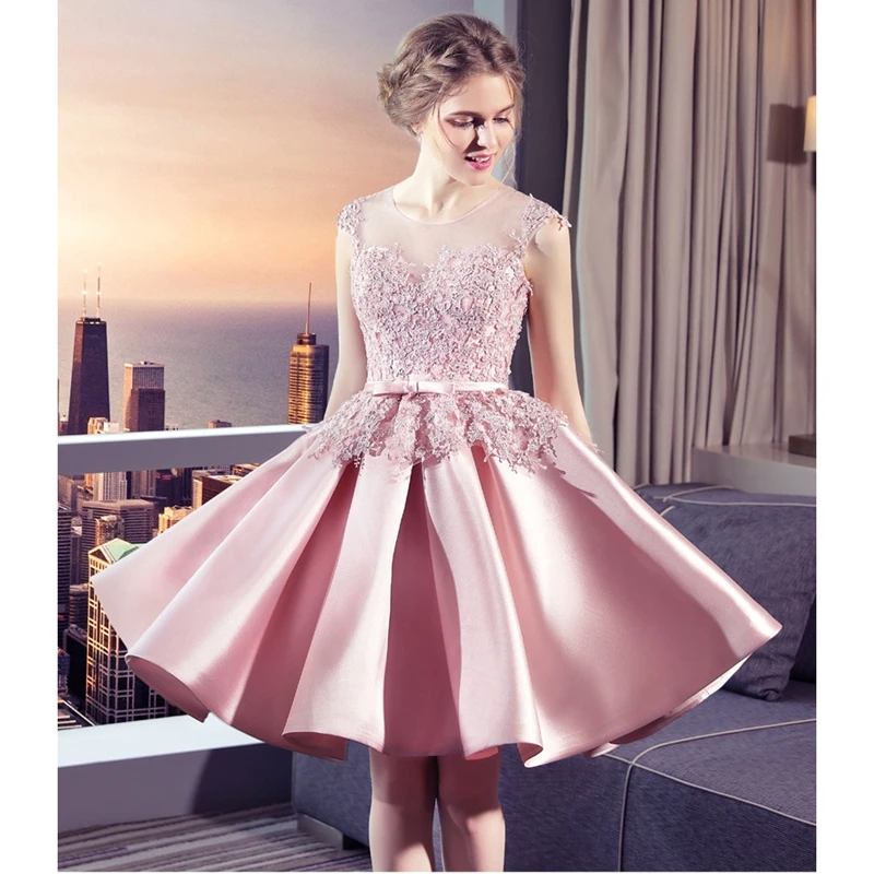 Sheer Neck Short Satin Evening Gowns Lace Appliques Homecoming Dresses Open-BackRobe De Soiree
Sheer Neck Short Satin Evening Gowns Lace Appliques Homecoming Dresses Open-BackRobe De Soiree