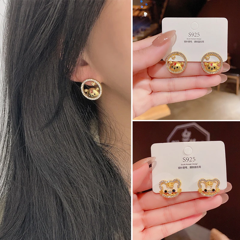 Korean Crystal Pearl Stud Earrings For Women Cartoon Tiger Earring Glitter Rhinestone Hoop Earrings Fashion Jewelry Wedding Gift 
Korean Crystal Pearl Stud Earrings For Women Cartoon Tiger Earring Glitter Rhinestone Hoop Earrings Fashion Jewelry Wedding Gift