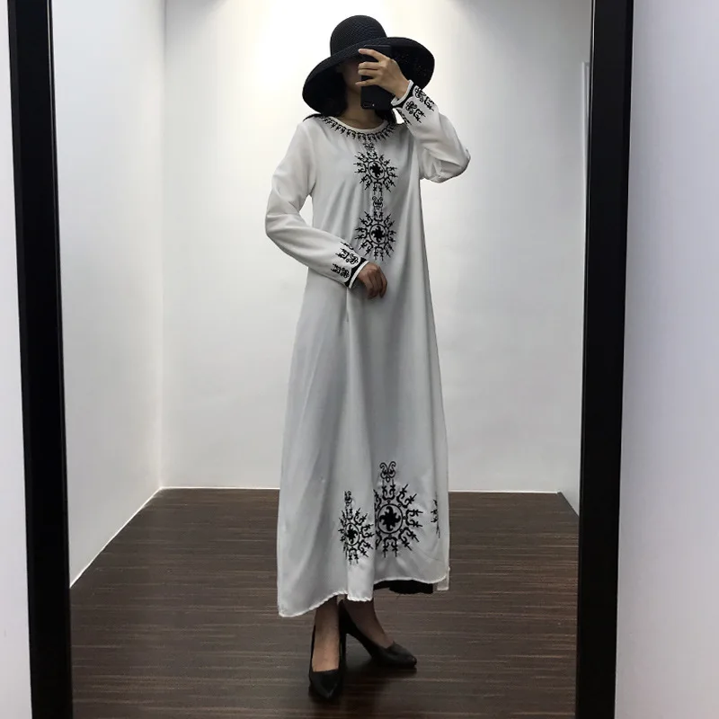 Ramadan Saudi Arabia black robe long-sleeved women's gown summer Muslim mosque prayer dress embroidery simple dress
Ramadan Saudi Arabia black robe long-sleeved women's gown summer Muslim mosque prayer dress embroidery simple dress