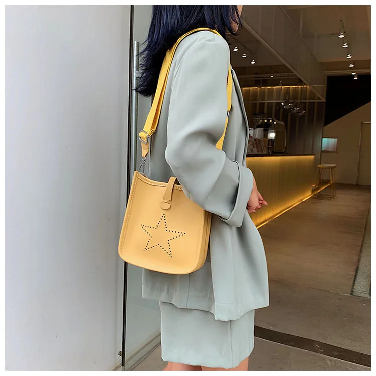 In the summer of 2019, the new women's one-shoulder bag star hollowed out the small bag bucket and the square bag.
In the summer of 2019, the new women's one-shoulder bag star hollowed out the small bag bucket and the square bag.