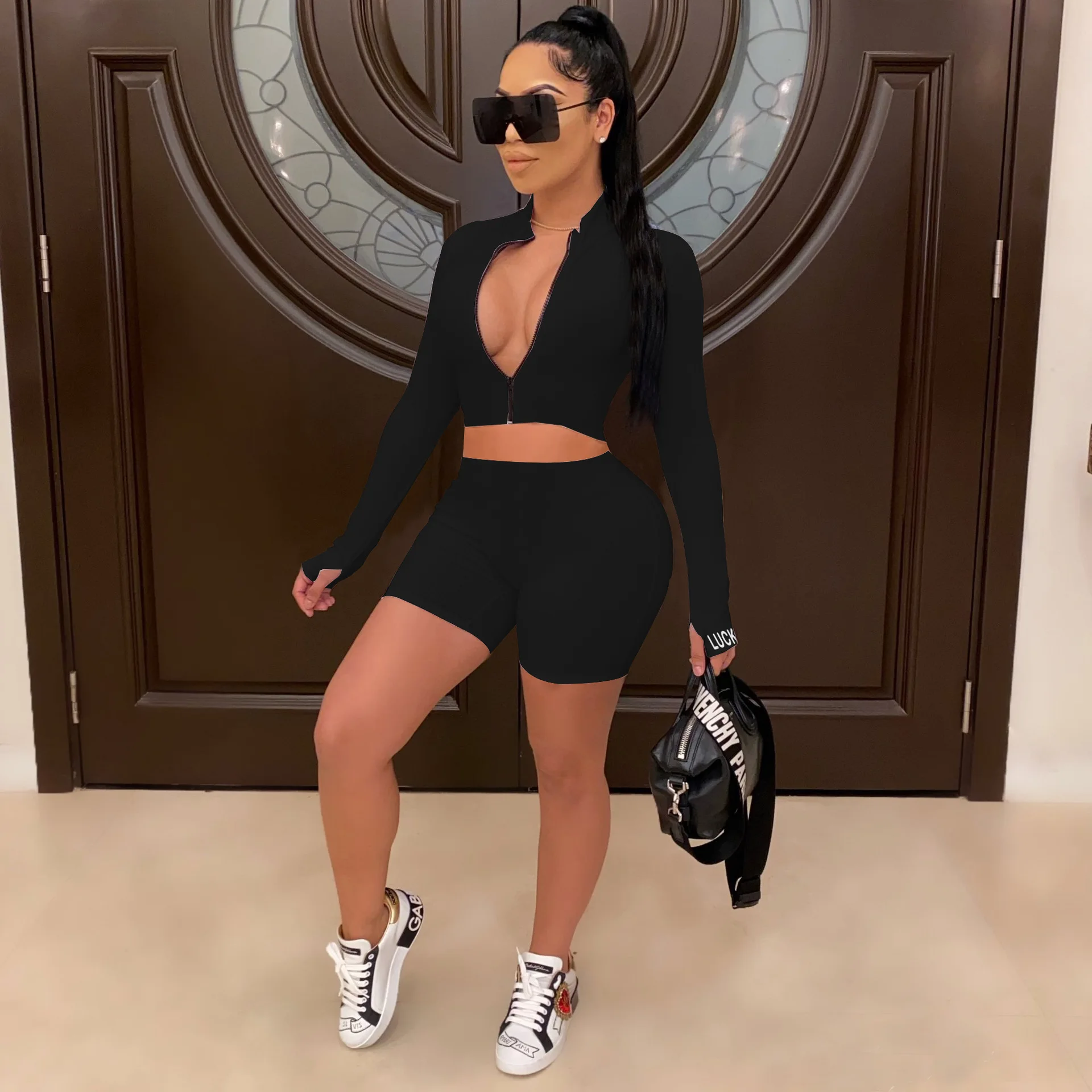 Женский комплект с принтом и вышивкой, однотонная осенняя куртка на молнии спереди и короткие брюки с длинным рукавом 
Женский комплект с принтом и вышивкой, однотонная осенняя куртка на молнии спереди и короткие брюки с длинным рукавом