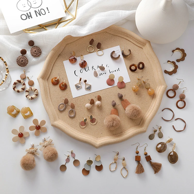 AVEBIEN Brown Art Retro Cool Acrylic Plush Earrings Versatile Women Dangle Earrings for Women 2020 Trend серьги гвоздики
AVEBIEN Brown Art Retro Cool Acrylic Plush Earrings Versatile Women Dangle Earrings for Women 2020 Trend серьги гвоздики