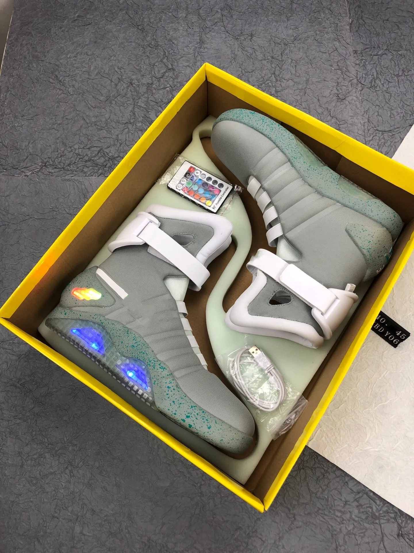 back to the future Classic Limited sneakers High Quality Blue sneakers Automatic lacing LED electric Fluorescent high top shoes
back to the future Classic Limited sneakers High Quality Blue sneakers Automatic lacing LED electric Fluorescent high top shoes