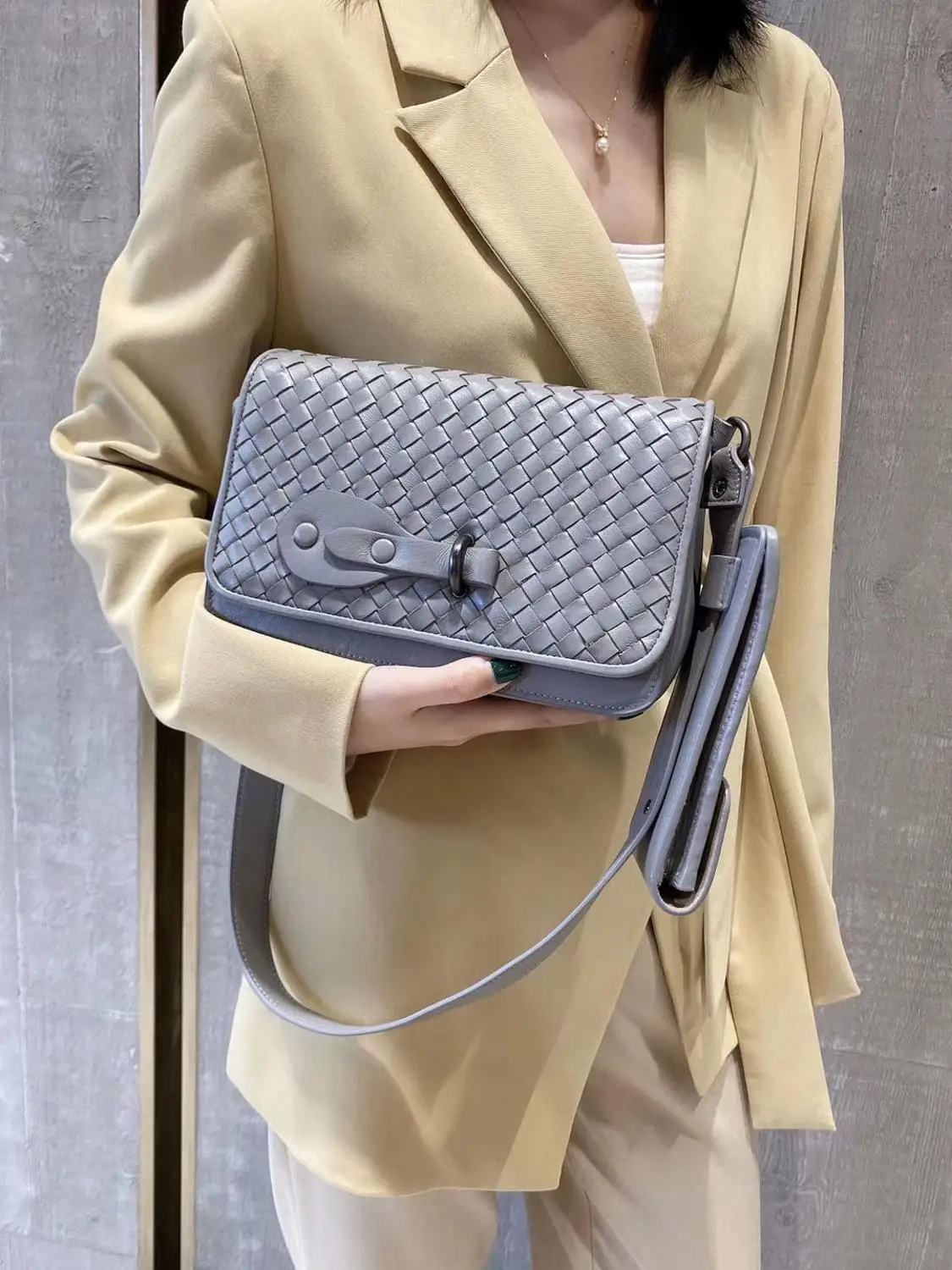 Новая тенденция 2020, роскошная вязаная сумка-мессенджер через плечо из овчины, кожаная дизайнерская сумка через плечо с внутренним и внешним...
Новая тенденция 2020, роскошная вязаная сумка-мессенджер через плечо из овчины, кожаная дизайнерская сумка через плечо с внутренним и внешним...