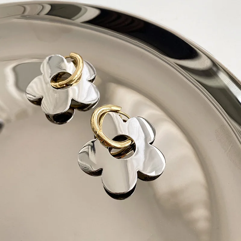 2021 Fashion Metal Flower Drop Earrings Retro Stylish Earrings European and American Style Hoop Earrings Female Unusual Jewelry
2021 Fashion Metal Flower Drop Earrings Retro Stylish Earrings European and American Style Hoop Earrings Female Unusual Jewelry