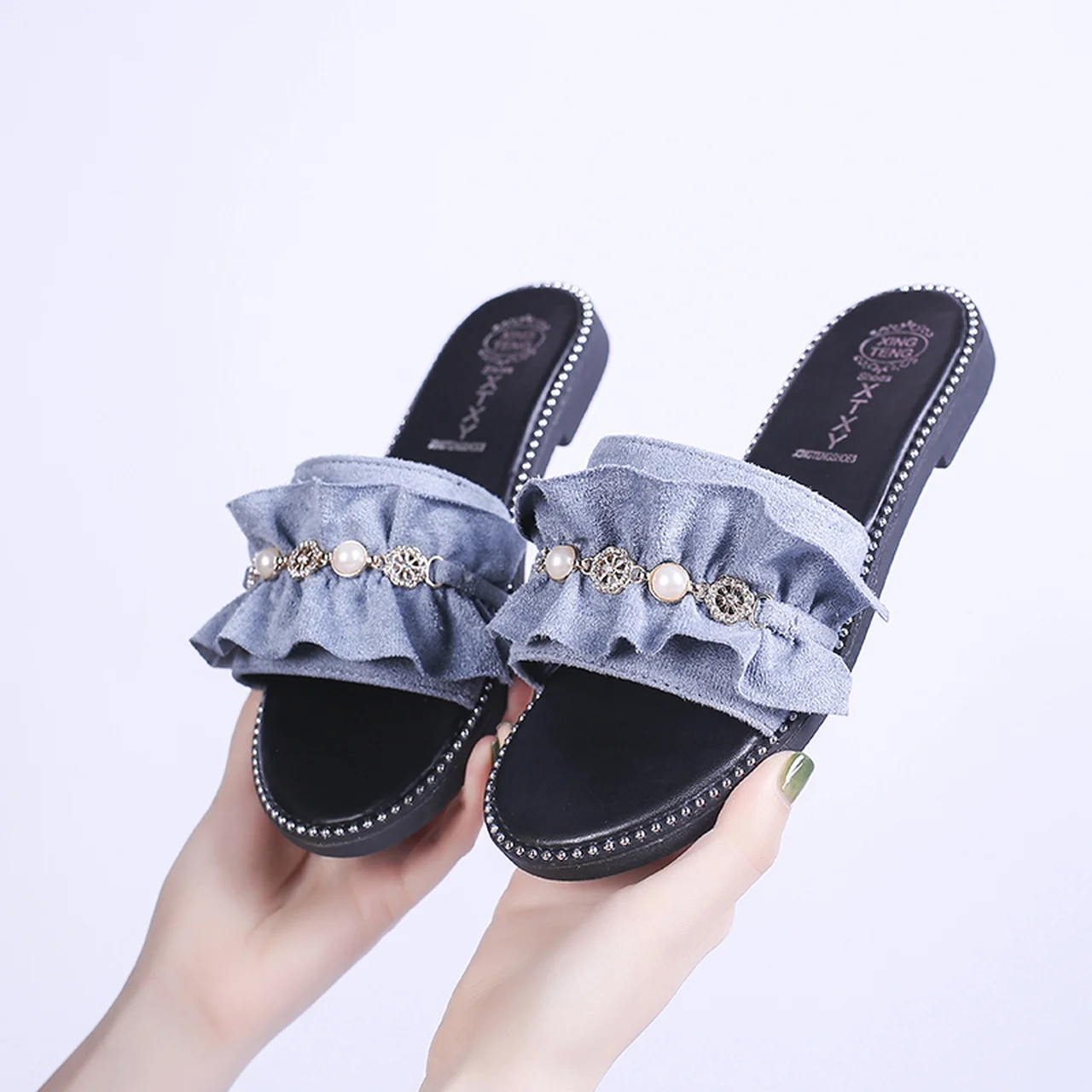 Шлепанцы женские нескользящие, пляжные сандалии, модные туфли с оборками и жемчужной цепочкой, повседневные Черные, лето 2022
Шлепанцы женские нескользящие, пляжные сандалии, модные туфли с оборками и жемчужной цепочкой, повседневные Черные, лето 2022