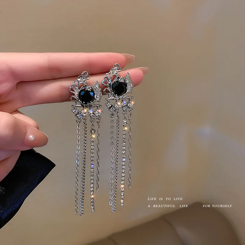 925 Silver Needle Korean Design Fashion Temperament Dark Wind Crystal Diamond Inlaid Long Tassel Earrings Women
925 Silver Needle Korean Design Fashion Temperament Dark Wind Crystal Diamond Inlaid Long Tassel Earrings Women