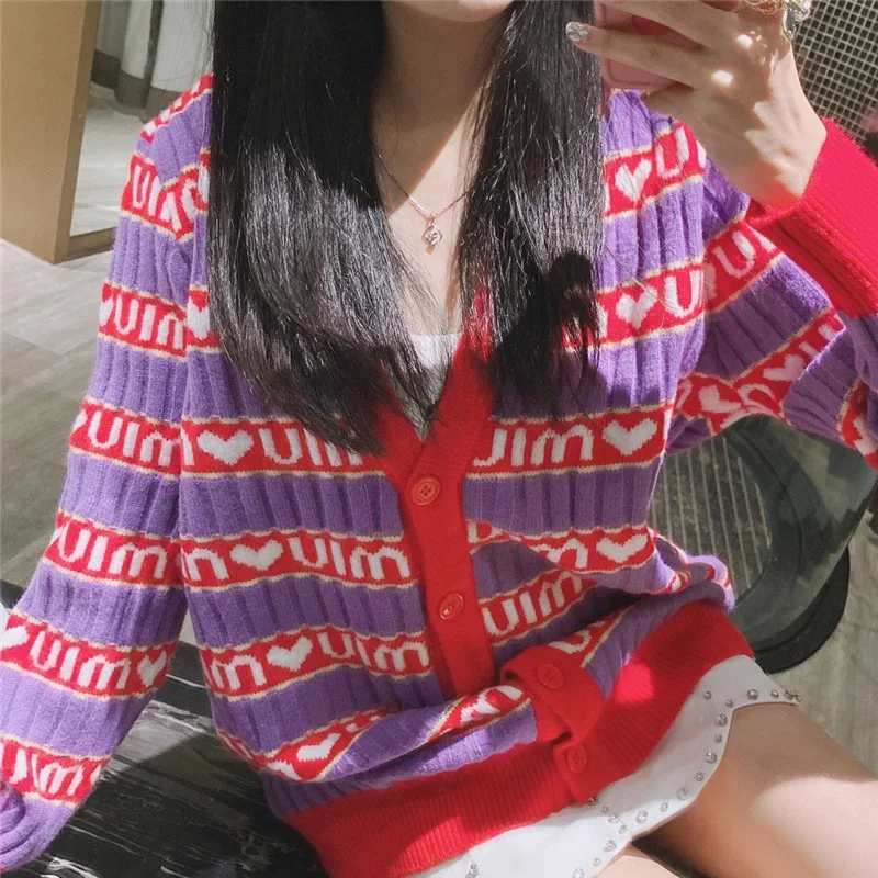 Women 2021 Fashion Striped Letters Love Embroidery Knitted Cardigan Sweater Sweet V Neck Long Sleeve Female Outerwear Chic Tops
Women 2021 Fashion Striped Letters Love Embroidery Knitted Cardigan Sweater Sweet V Neck Long Sleeve Female Outerwear Chic Tops