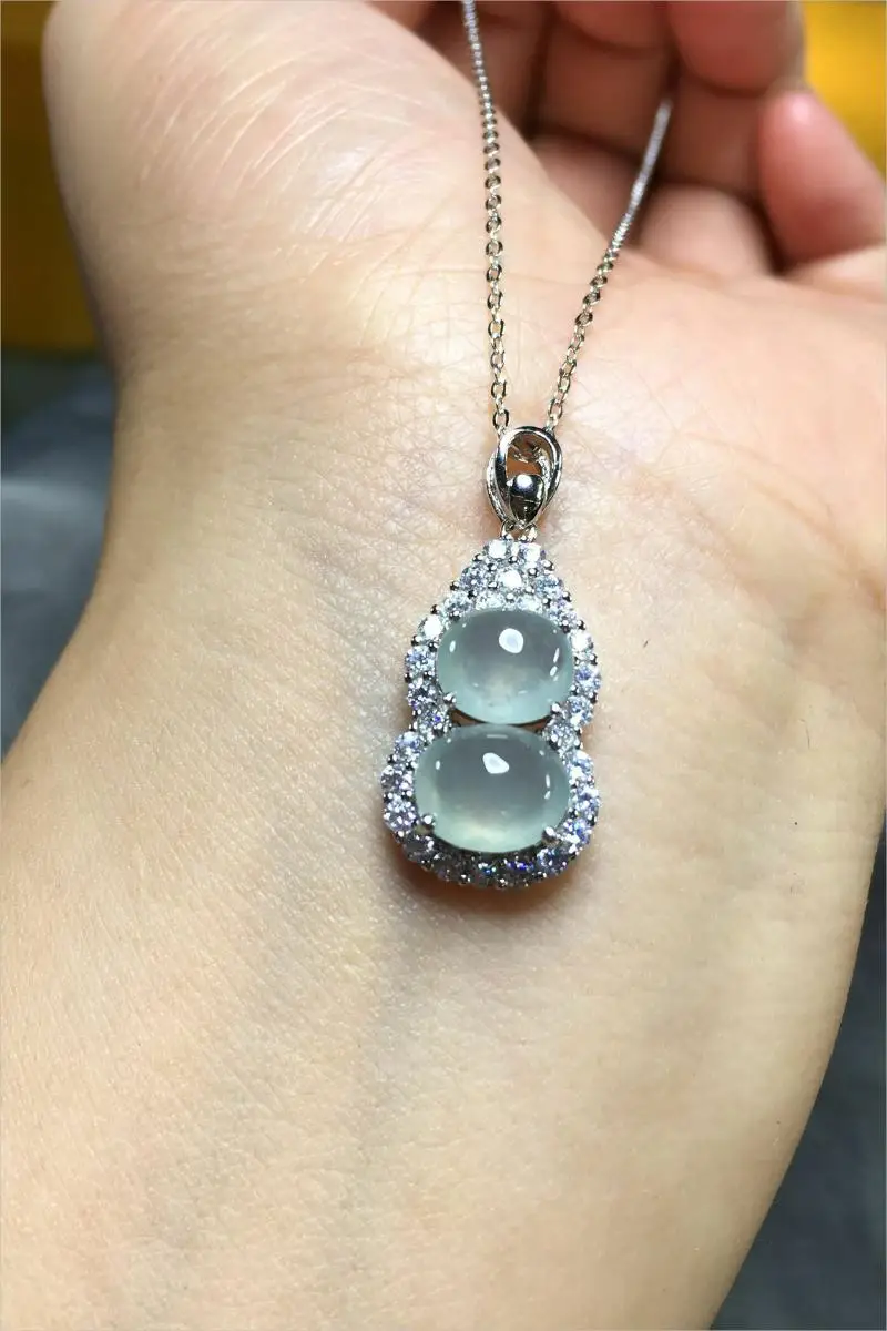 Myanmar Fake Jadeite Pendant Ice-like Ice-like Gourd S925 Sterling Silver Inlaid Natural Necklace with Chain
Myanmar Fake Jadeite Pendant Ice-like Ice-like Gourd S925 Sterling Silver Inlaid Natural Necklace with Chain