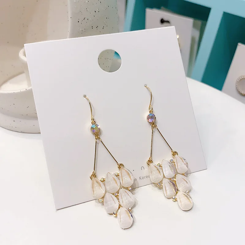 Korean fashion web celebrity retro temperament design sense crystal water tassel female earrings
Korean fashion web celebrity retro temperament design sense crystal water tassel female earrings