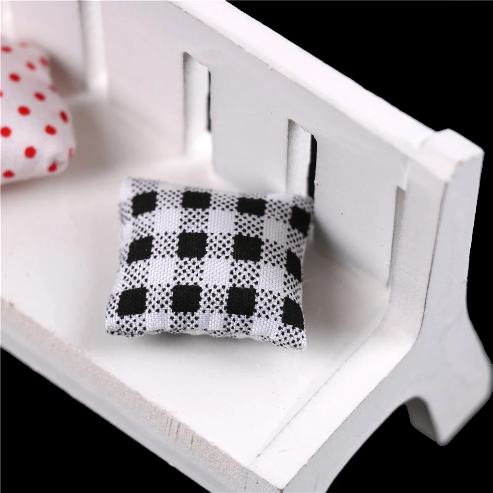1 Pcs Fashion Wooden Chair Bench with two pillows Furniture Toys Cute Dollhouse Miniatures For Garden Outdoor Decor
1 Pcs Fashion Wooden Chair Bench with two pillows Furniture Toys Cute Dollhouse Miniatures For Garden Outdoor Decor