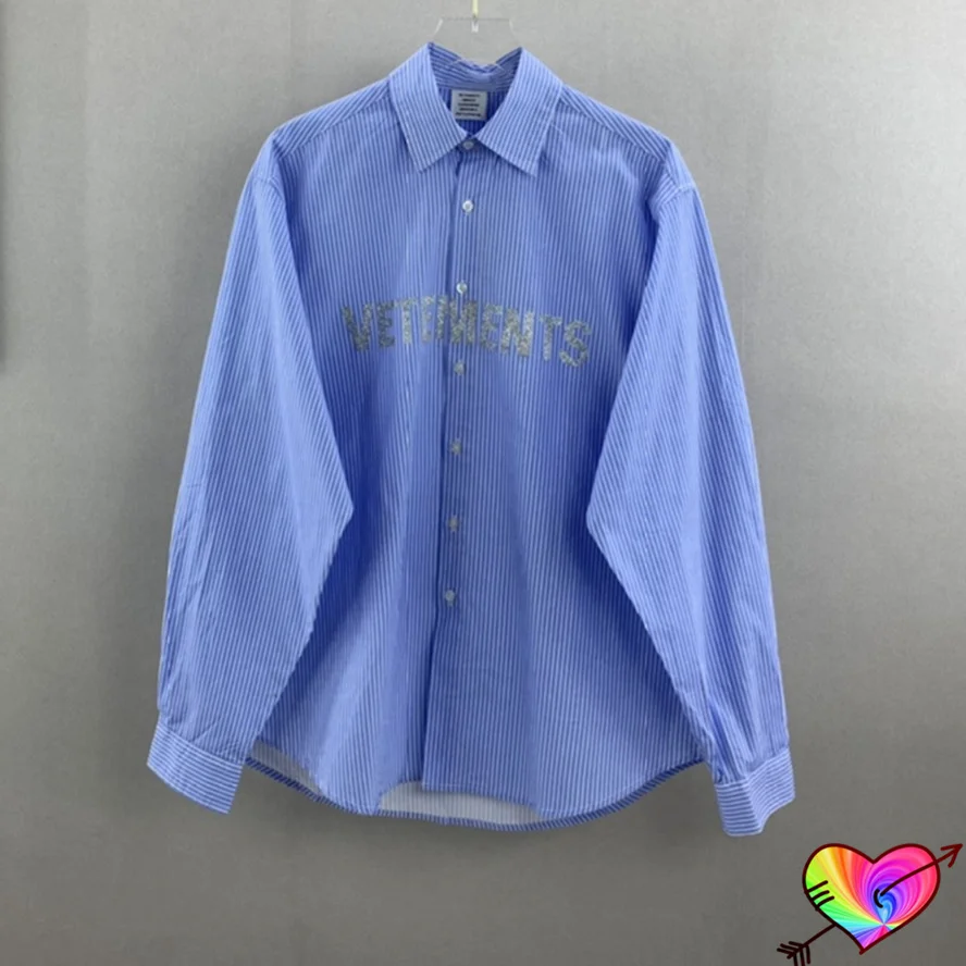 Рубашка VTM с голубыми полосками для мужчин и женщин, Повседневная Блузка оверсайз с отложным воротником и логотипом, цвет серый, 1:1, 2021
Рубашка VTM с голубыми полосками для мужчин и женщин, Повседневная Блузка оверсайз с отложным воротником и логотипом, цвет серый, 1:1, 2021