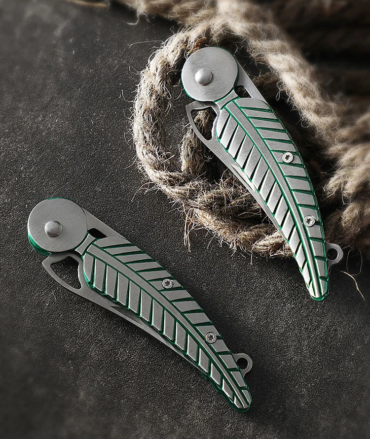 Outdoor self-defense knife high hardness sharp folding knife creative feather pocket fruit knife
Outdoor self-defense knife high hardness sharp folding knife creative feather pocket fruit knife