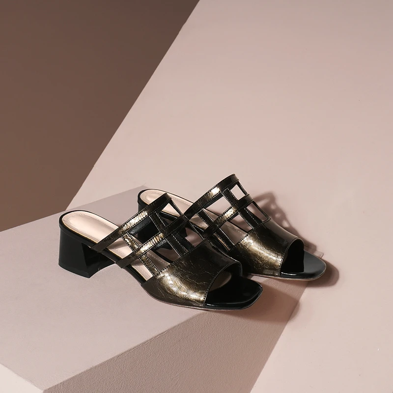 Plus Size Women Slides 2020 Fashion Elegant Hollow Out Slippers Genuine Leather Casual Mid Heels for Ladies Party Wedding Shoes
Plus Size Women Slides 2020 Fashion Elegant Hollow Out Slippers Genuine Leather Casual Mid Heels for Ladies Party Wedding Shoes
